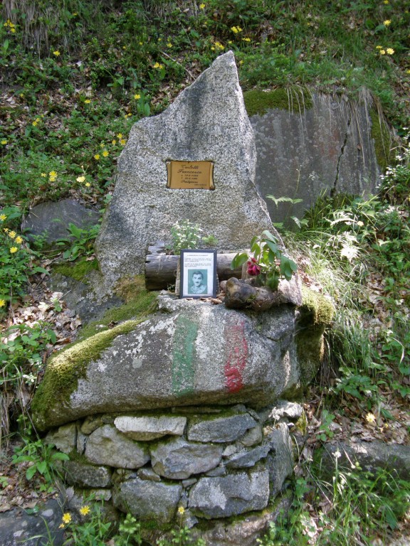 Cippo a Casadecla (foto di Giacomo Fanetti)